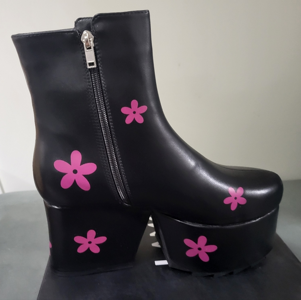 Lamoda Black/Pink flower boots size 99